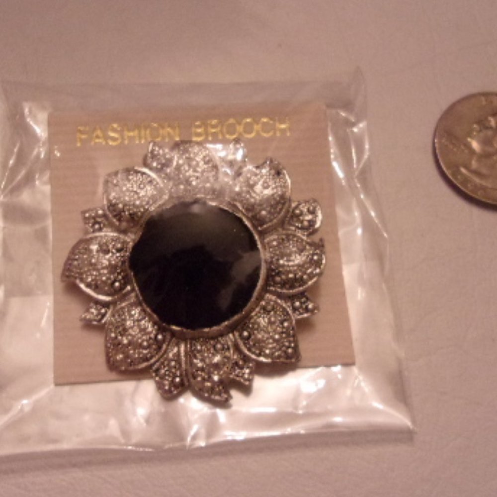 NWT LOVELY  BROOCH. TUB2-1